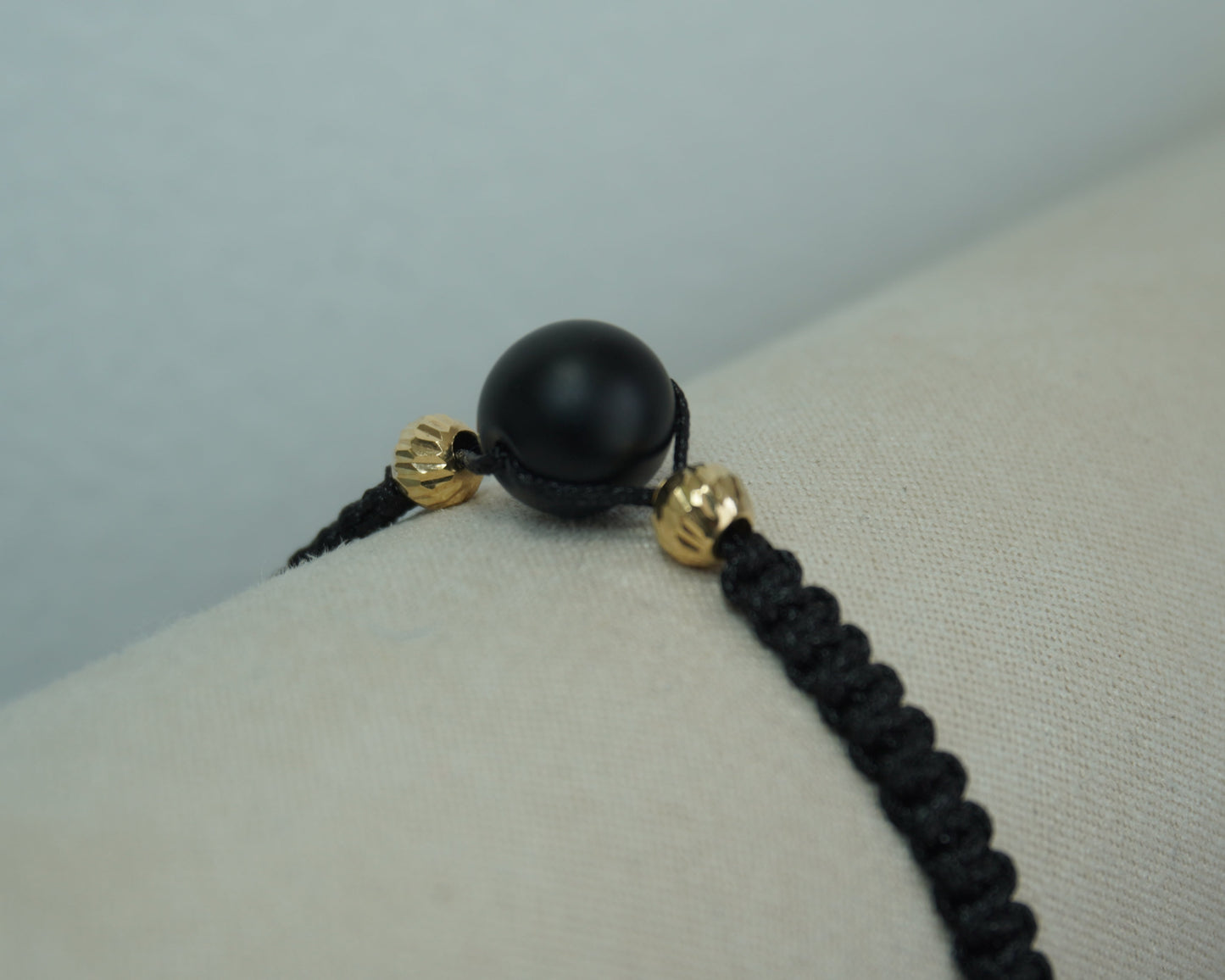 Pulsera Tejida Esencia Negra Oro 18K