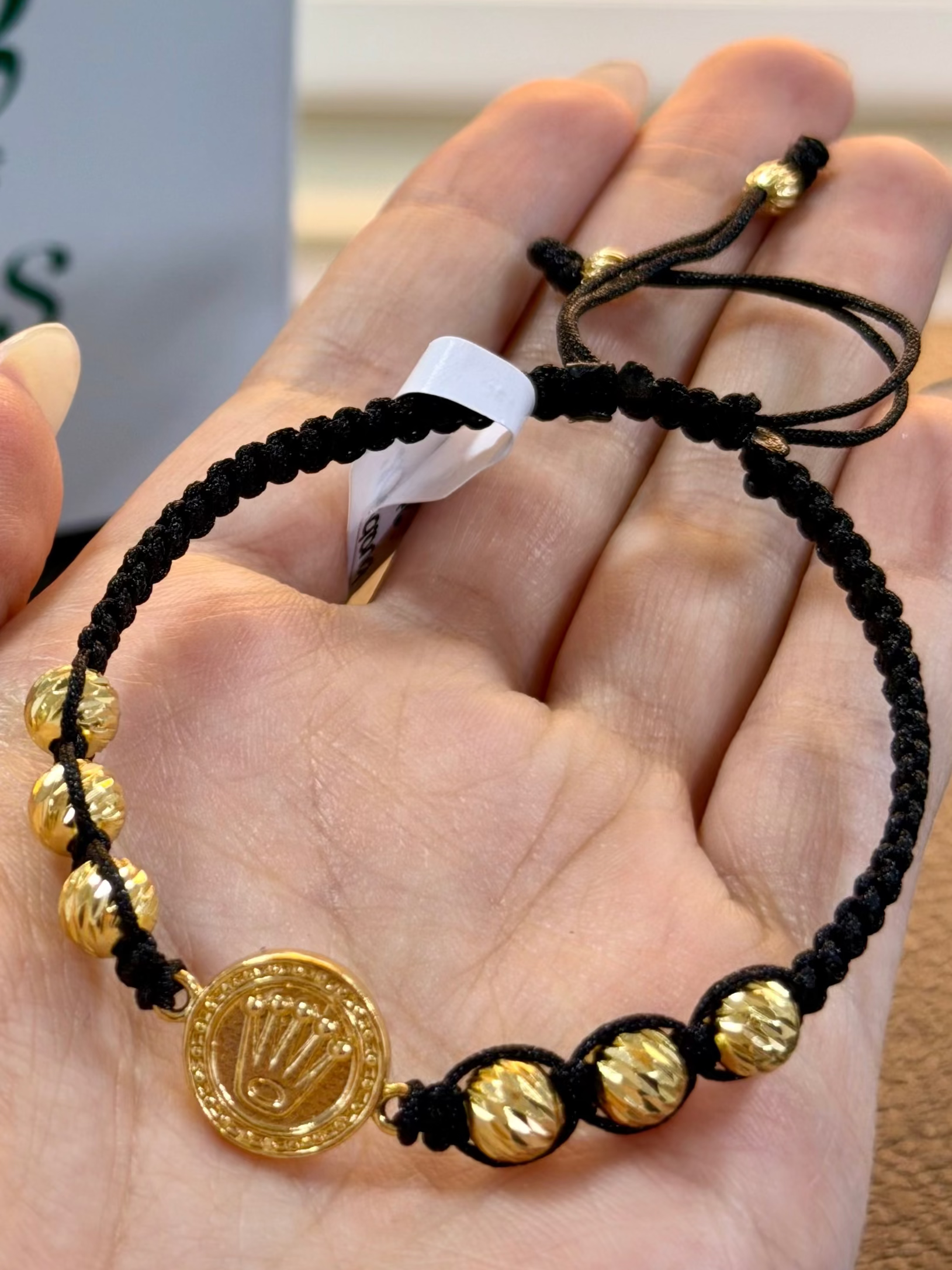 Manilla con 6 balin diamantado #4 y herraje corona Oro 18k