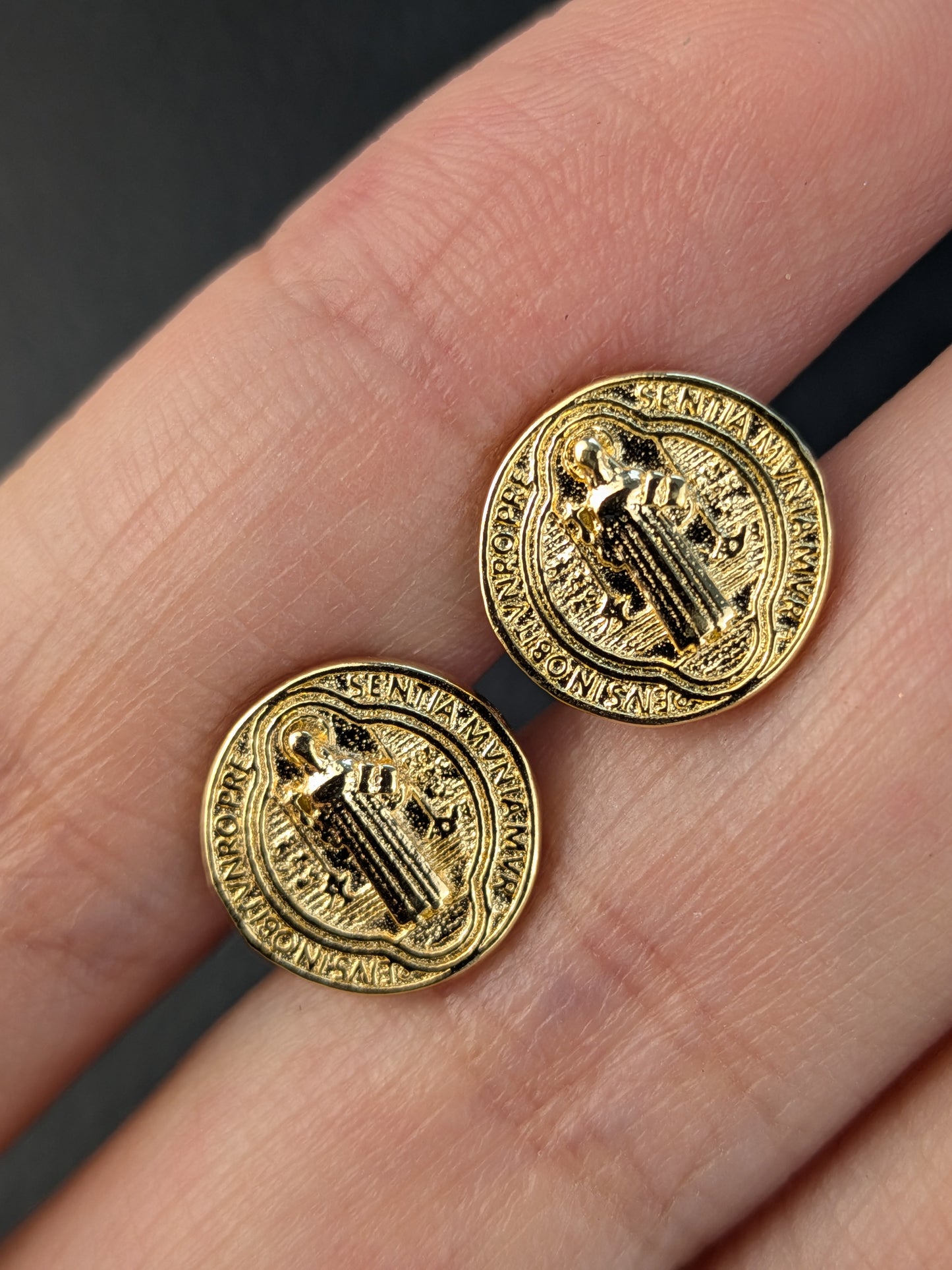 Aretes San Benito Oro Laminado