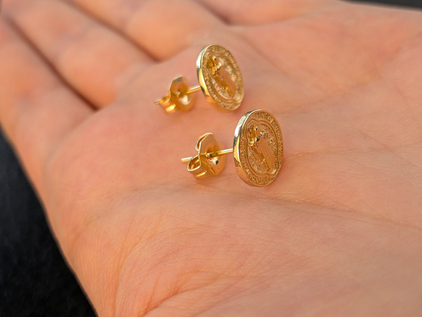 Aretes San Benito Oro Laminado