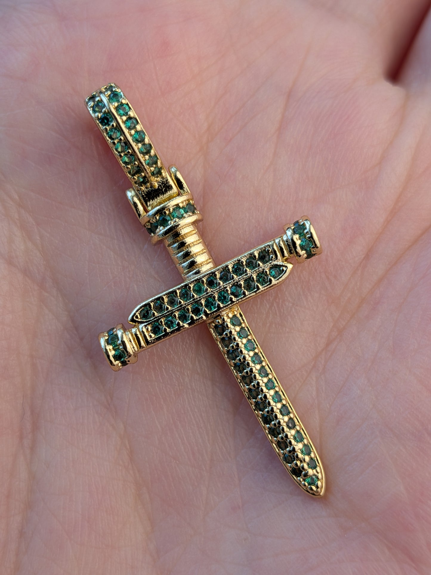 Dije Cruz Clavos Carter Esmeralda