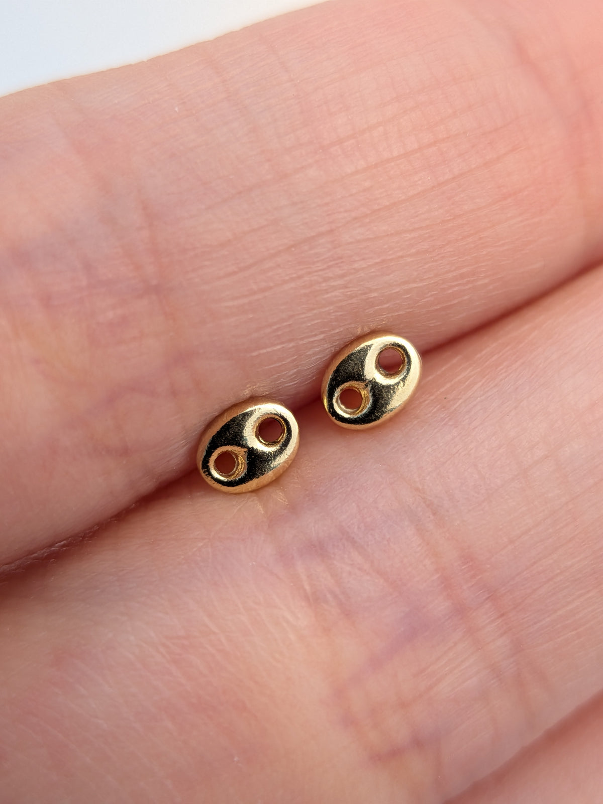 Arete Grano de Café Pequeño Ortopédico