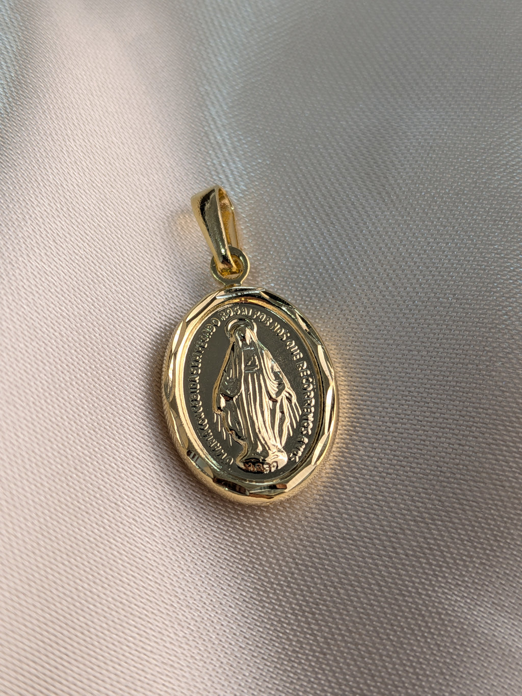 Dije Milagrosa Borde Diamantado Oro Laminado