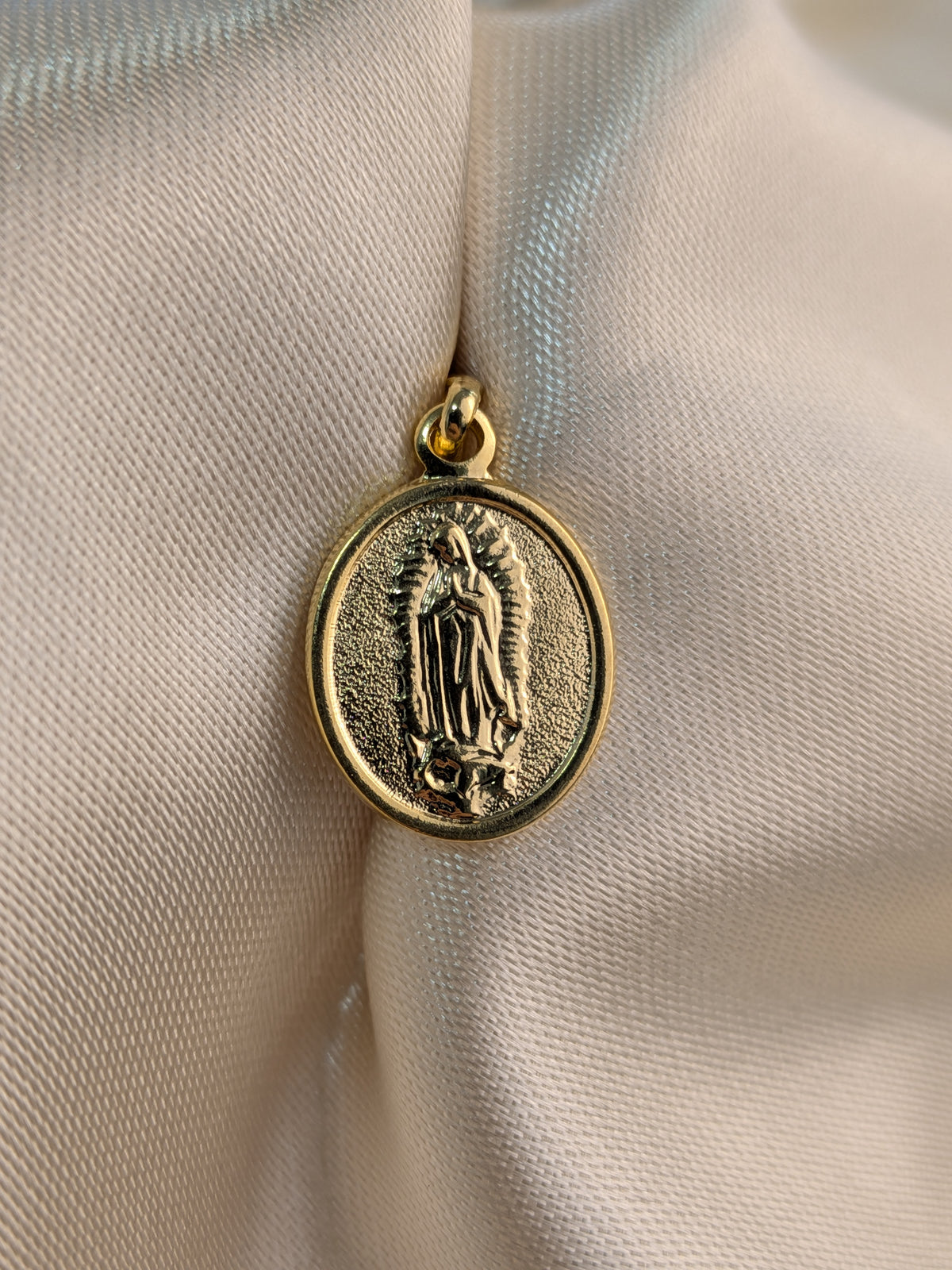 Dije Ovalo Guadalupe