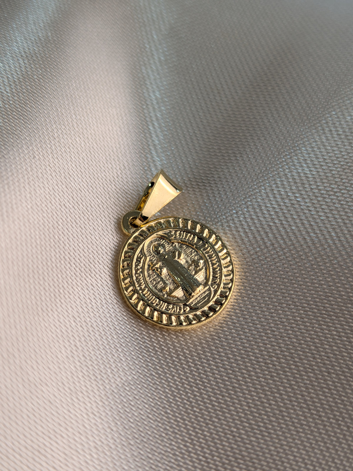 Dije San Benito Borde Rayas Oro Laminado