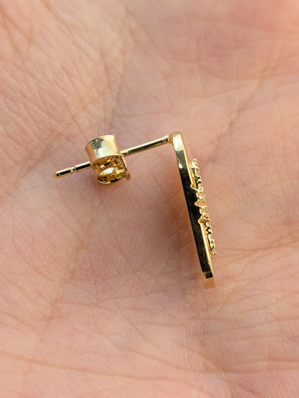 Arete Ovalo Liso Centro Circón 7x15mm