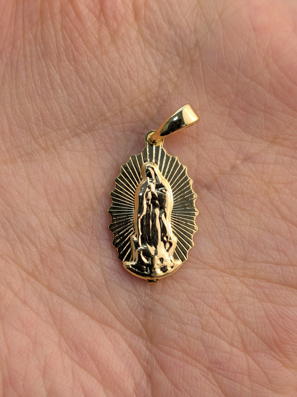 Dije Guadalupe Ondeado