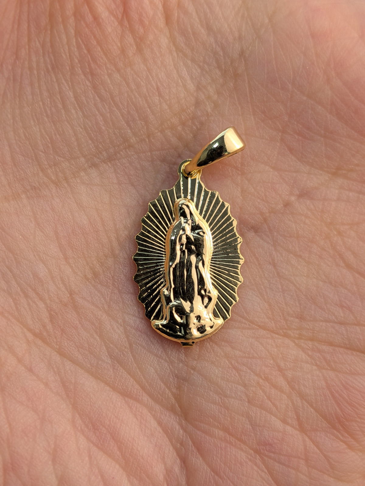 Dije Guadalupe Ondeado