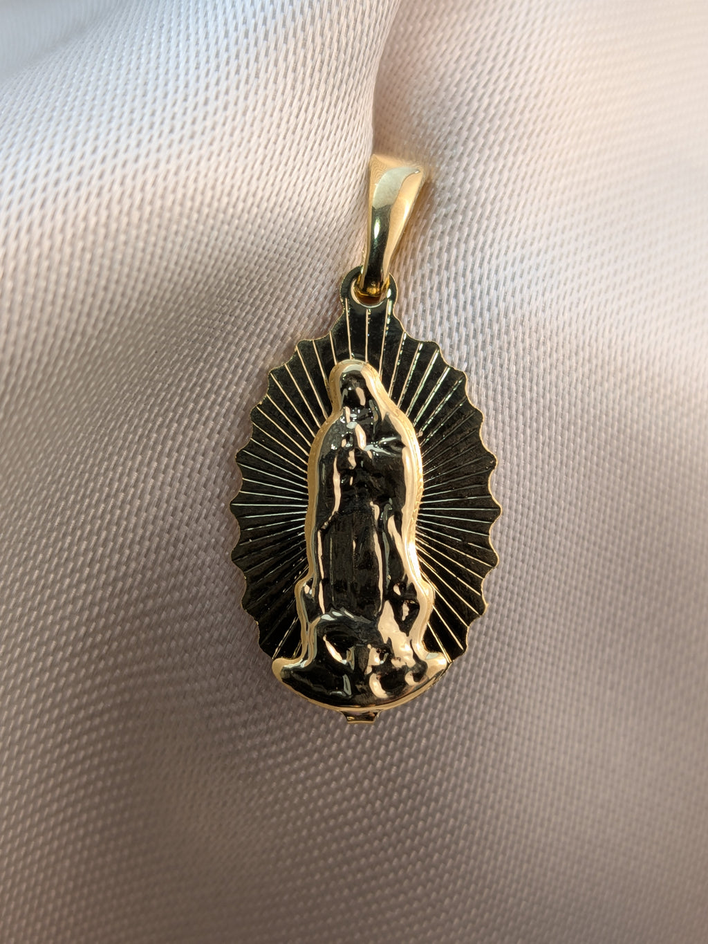 Dije Guadalupe Ondeado