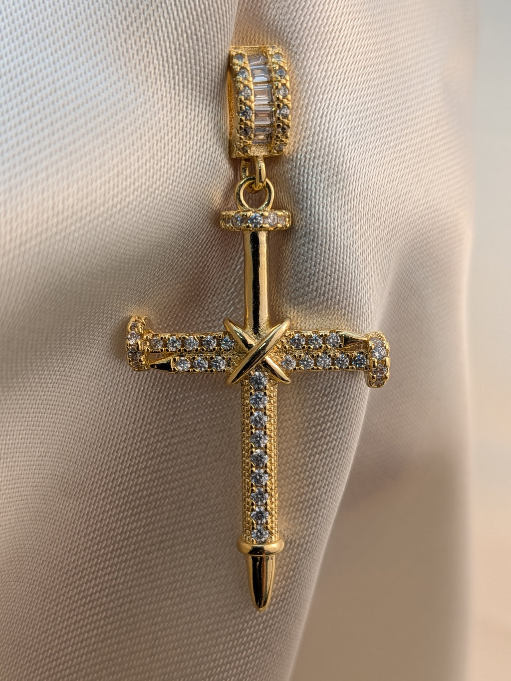 Dije Cruz Clavos Microcircones