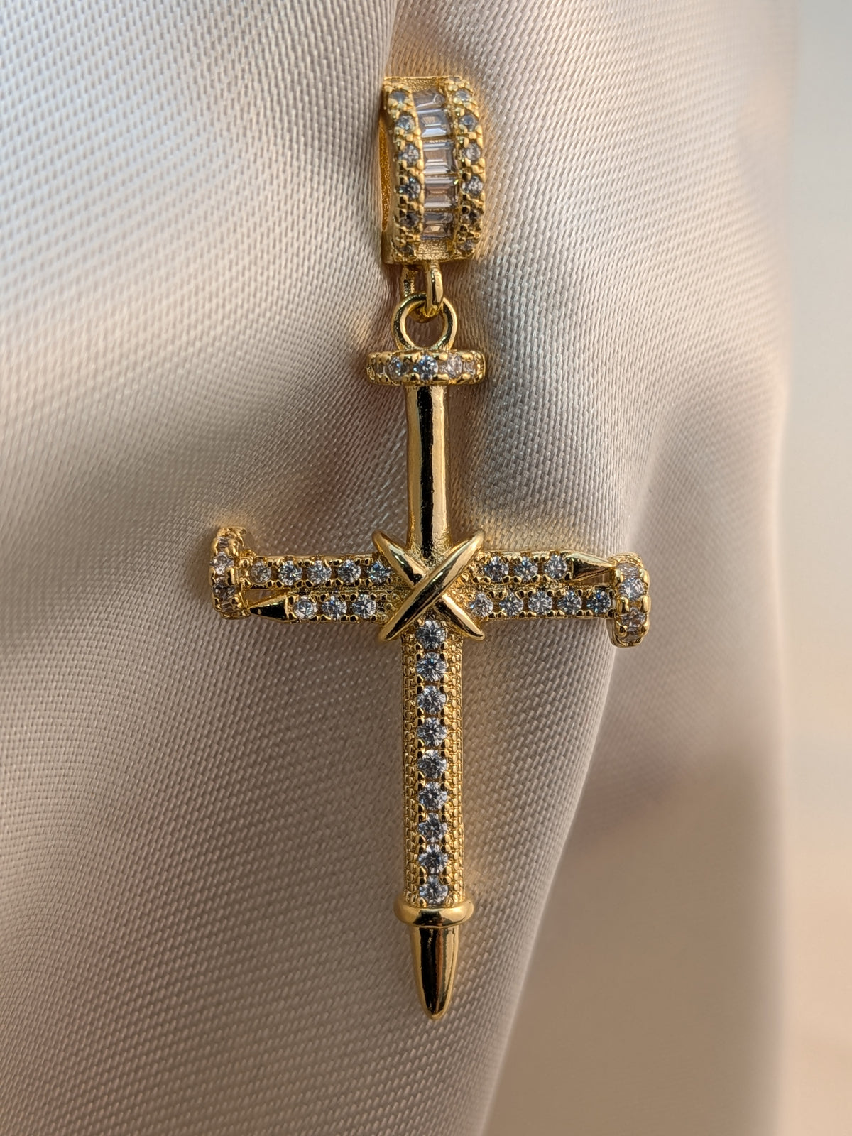 Dije Cruz Clavos Microcircones