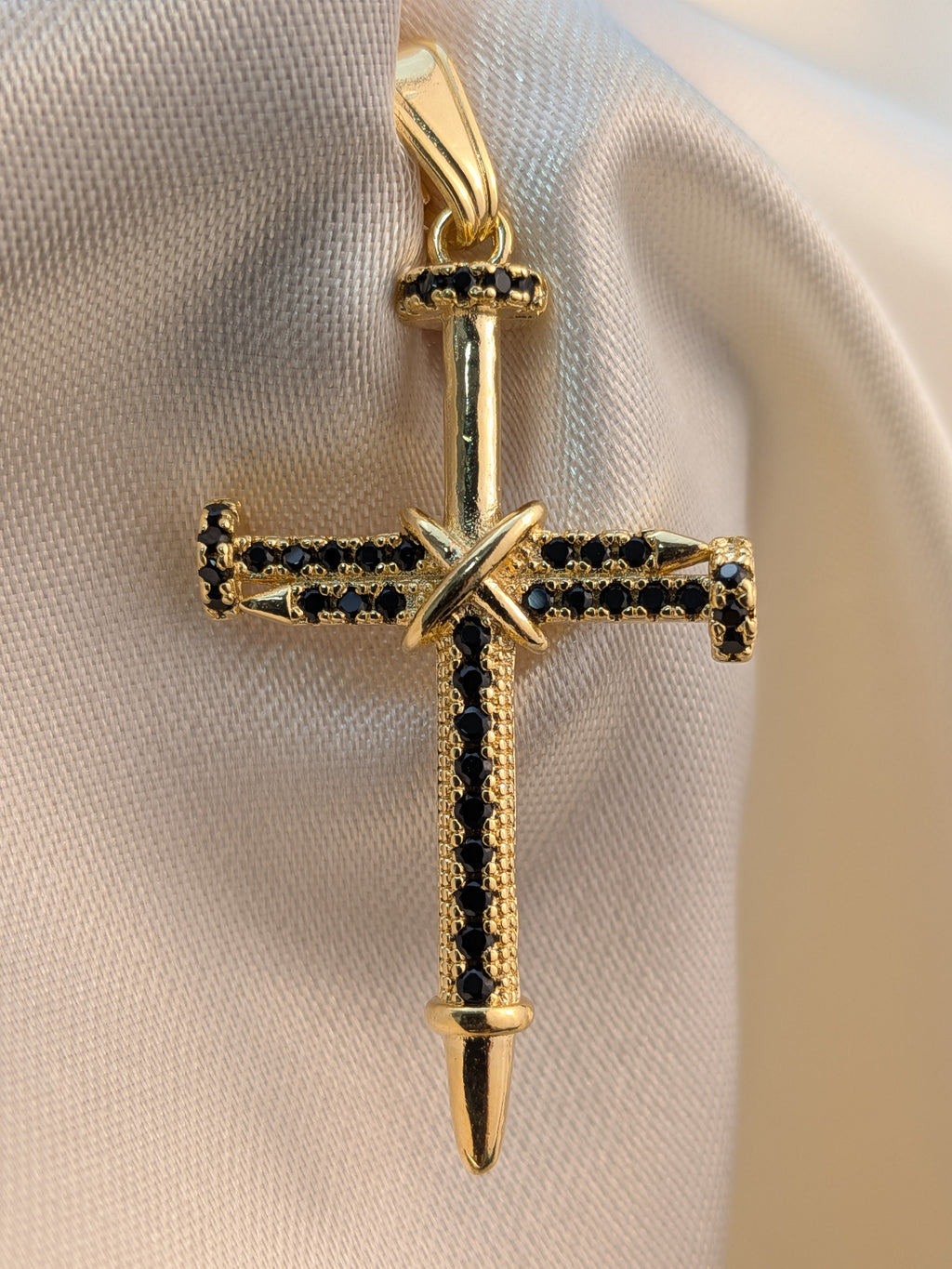 Dije Cruz Clavos Circon Negro